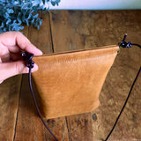 『開け閉めらくらく♪』バネ口金のスマホポシェット(姫路シュリンク・キャメル)